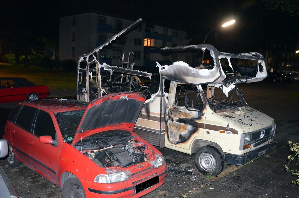 Auto 1 Wohnmobil ausgebrannt Koeln Gremberg Kannebaeckerstr P5448.JPG - Miklos Laubert